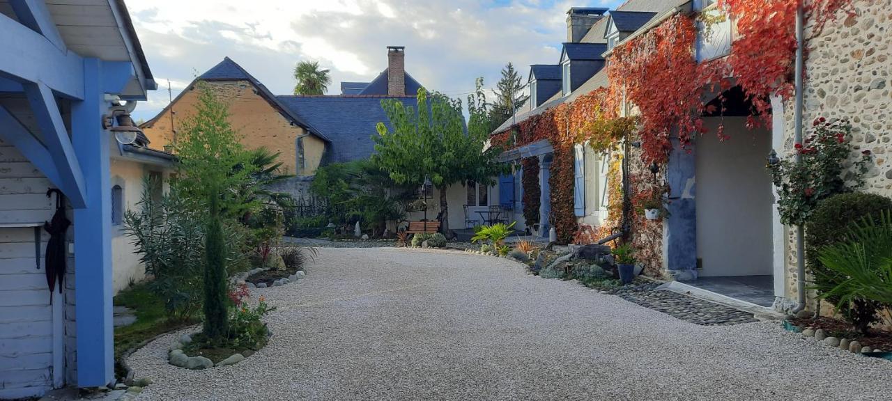 Bed and Breakfast La Ferme Aux Fleurs Ossun Экстерьер фото